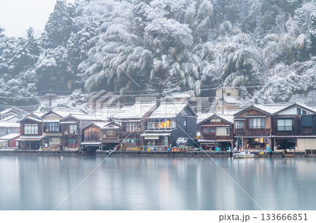 京都 雪の降る伊根の舟屋 133666851