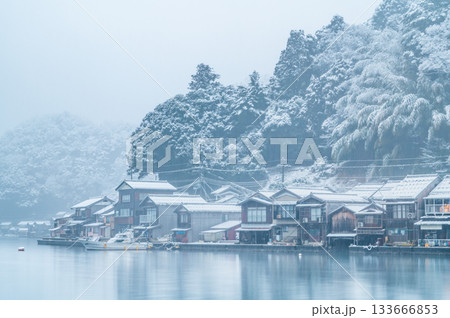 京都 雪の降る伊根の舟屋 133666853