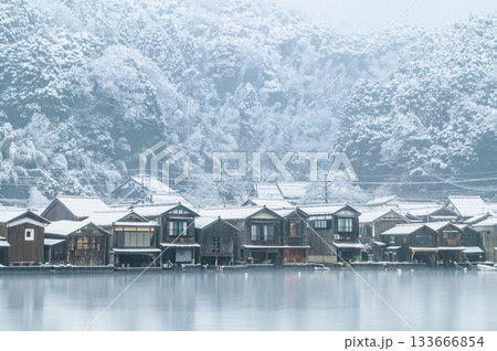 京都 雪の降る伊根の舟屋 133666854