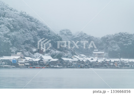 京都 雪の降る伊根の舟屋 京都 雪の降る伊根の舟屋 133666856