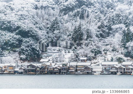 京都 雪の降る伊根の舟屋 京都 雪の降る伊根の舟屋 133666865