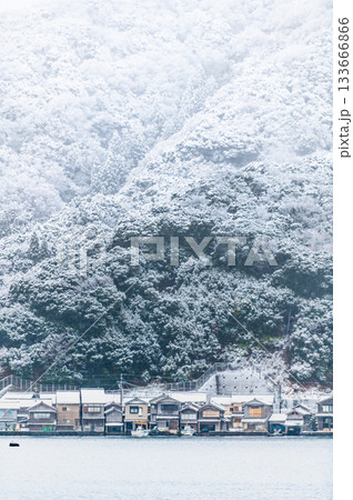 京都 雪の降る伊根の舟屋 133666866