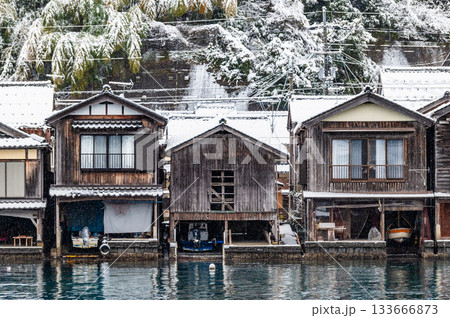 京都 雪の降る伊根の舟屋 京都 雪の降る伊根の舟屋 133666873