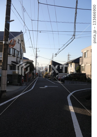 朝の住宅街の風景。 朝の住宅街の風景。 133666900
