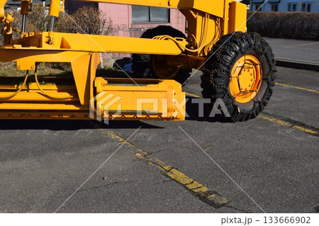 雪国で待機中の除雪車 雪国で待機中の除雪車 133666902