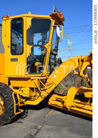 雪国で待機中の除雪車 133666903