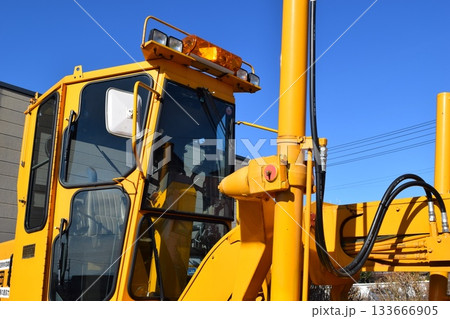 雪国で待機中の除雪車 133666905
