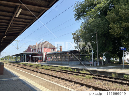ドイツ、ブランデンブルグ州北部に位置するフュルステンベルク ハーフェル駅（人物は顔認識不能） 133666949