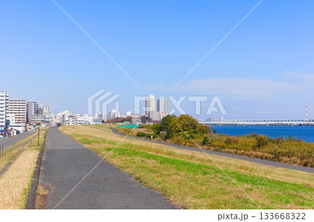 東京都荒川サイクリングロード沿いの風景2025年11月 東京都荒川サイクリングロード沿いの風景2025年11月 133668322