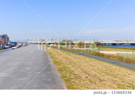 東京都荒川サイクリングロード沿いの風景2025年11月 東京都荒川サイクリングロード沿いの風景2025年11月 133668336
