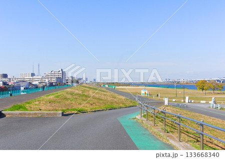 東京都荒川サイクリングロード沿いの風景2025年11月 133668340