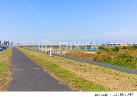 東京都荒川サイクリングロード沿いの風景2025年11月 東京都荒川サイクリングロード沿いの風景2025年11月 133668344
