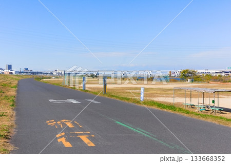 東京都荒川サイクリングロード沿いの風景2025年11月 東京都荒川サイクリングロード沿いの風景2025年11月 133668352