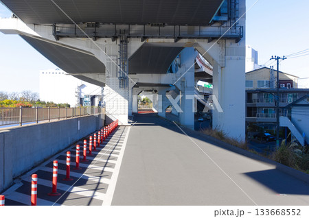 東京都葛飾区綾瀬川沿いの首都高の下2025年11月 133668552