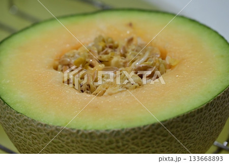 半分にカットした美味しいメロン 半分にカットした美味しいメロン 133668893