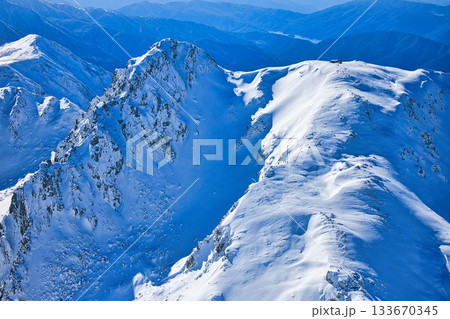 冠雪の北アルプスの立山連峰の龍王岳と浄土山 133670345