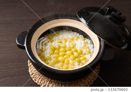 土鍋で炊いた銀杏ご飯 土鍋で炊いた銀杏ご飯 133670603
