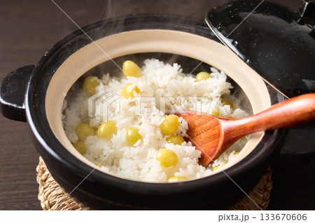 土鍋で炊いた銀杏ご飯 133670606