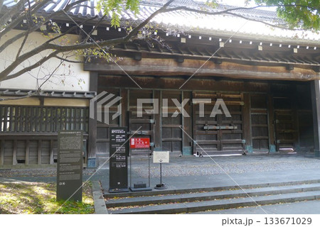 日本の宝箱といえば東京国立博物館です。敷地内には黒門と言われる旧池田屋敷表門が移築されています。 日本の宝箱といえば東京国立博物館です。敷地内には黒門と言われる旧池田屋敷表門が移築されています。 133671029