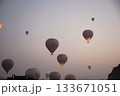 トルコのカッパドキアの気球 133671051