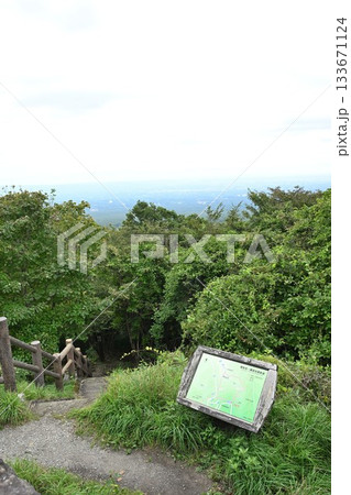 殺生石展望台へ続く遊歩道の風景（栃木県那須町） 133671124