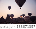 トルコのカッパドキアの気球 133671357