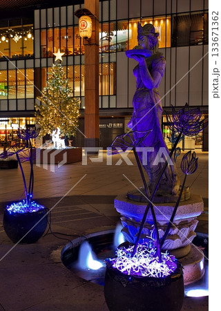 長野駅善光寺口前広場のクリスマスツリーと如是姫像 長野駅善光寺口前広場のクリスマスツリーと如是姫像 133671362