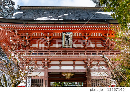 京都 冬の鞍馬寺　仁王門 133671494