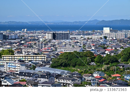 大村市(長崎県／新大村駅建設後)　遠景に針尾電波塔と西海橋(佐世保) 133671563