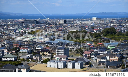 大村市(長崎県／新大村駅建設後)　遠景に針尾電波塔と西海橋(佐世保) 133671568