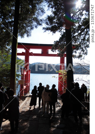 鳥居を見つめる人々 鳥居を見つめる人々 133671747