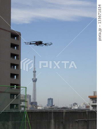スカイツリーと空を飛ぶドローン 133671834