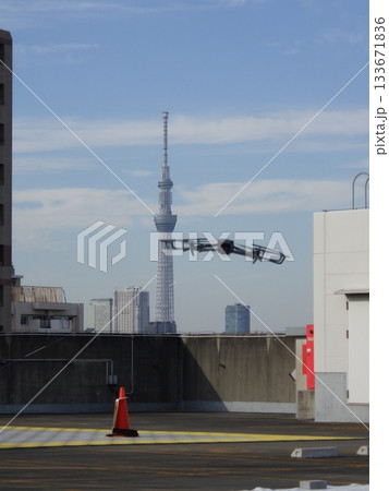 離陸するドローンとスカイツリー 133671836