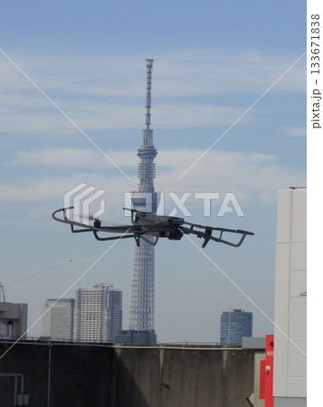 ドローンとスカイツリー 133671838