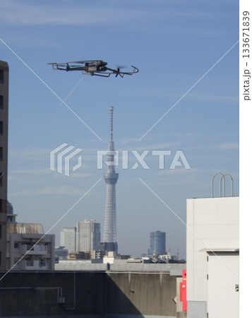 ビルから離陸するドローン 133671839