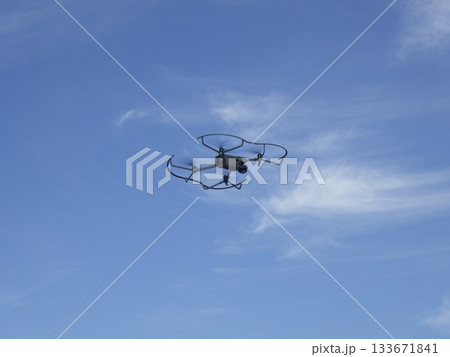 大空を飛ぶドローン 133671841