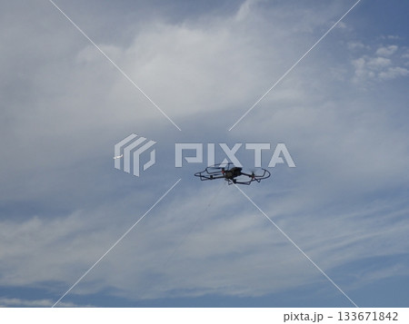 空飛ぶドローンと飛行機 133671842