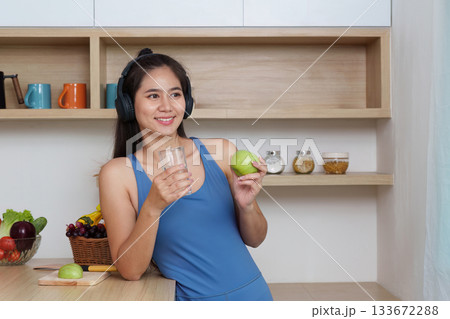 Food Wellness: Enjoying an Apple and Water for a Healthy Snack 133672288