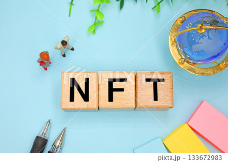 NFTと書かれたブロック 133672983