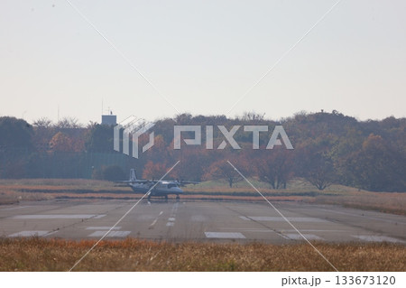 紅葉の調布飛行場と滑走路と小型旅客機(東京・調布飛行場) 紅葉の調布飛行場と滑走路と小型旅客機(東京・調布飛行場) 133673120
