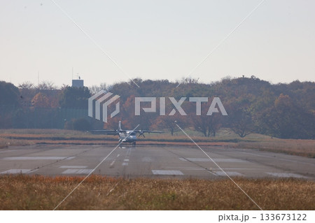 秋の滑走路（東京・調布飛行場） 133673122