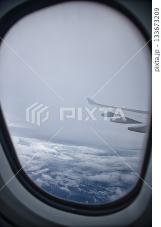 飛行機の窓から見える景色 飛行機の窓から見える景色 133673209