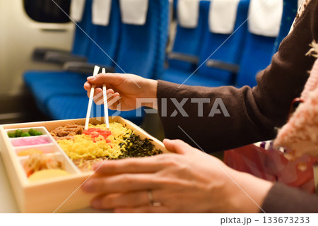 新幹線で駅弁を食べよう 133673233