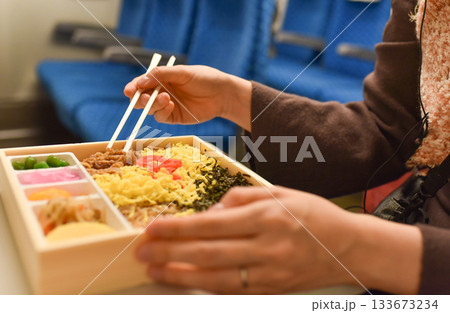 新幹線で駅弁を食べる 新幹線で駅弁を食べる 133673234