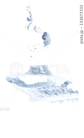舞い散る雪粉が白背景に浮かぶ静かな冬の空気を描いたシーン 133673332