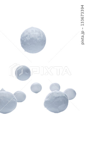 白の空間に漂う雪玉が柔らかい季節感を描くウィンタービジュアル 133673394