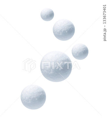 白の空間に漂う雪玉が柔らかい季節感を描くウィンタービジュアル 133673401