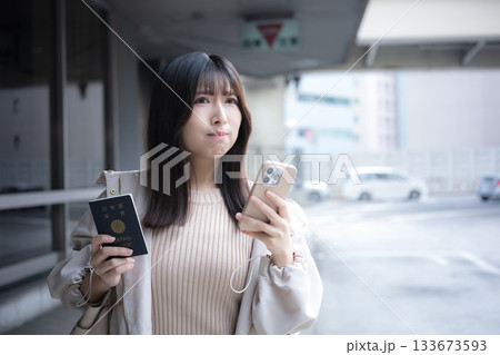 海外で迷子や遅刻、乗り遅れになったり困るパスポートを持つ女性　旅行先でのトラブルイメージ 133673593