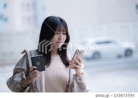 海外で迷子や遅刻、乗り遅れになったり困るパスポートを持つ女性　旅行先でのトラブルイメージ 133673595