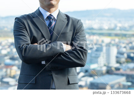 都市風景とスーツを着たミドル男性ビジネスマン 133673668